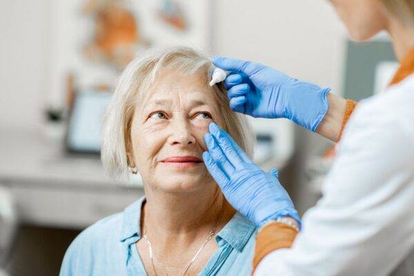 How is a Retinal Specialist Different from an Optometrist? featured image