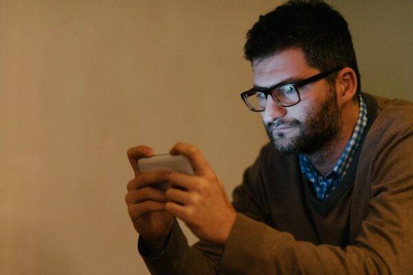 Blue Light and the Retina: Should You Be Worried? featured image